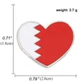 Detailansicht der herzförmigen Bahrain-Fahne Emaille-Anstecknadel mit Maßen und Gewicht - Bahrain