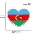 Detail der herzförmigen Aserbaidschan-Flagge Anstecknadel mit Maßen 1,8cm x 2,0cm - Aserbaidschan
