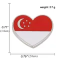 Detailansicht der herzförmigen Singapur-Flagge-Emaille-Anstecknadel mit Maßen 1,8 x 2,0 cm - Singapur
