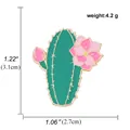 Detailansicht einer grünen Kaktus-Emaille-Brosche mit rosa Blüten und Größenangaben - Kaktus