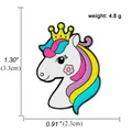 Detailansicht der farbenfrohen Einhorn-Emaille-Anstecknadel mit Größen- und Gewichtsangaben - Krone Bunte Mähne Einhorn (A01097)