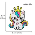 Regenbogen-Katzen-Emaille-Pin mit gelber Krone und detaillierten Maßen in Zentimetern - Krone Regenbogen Haar Katze (A01096)