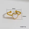 Detalle de anillo de corazón dorado con esmalte blanco y medidas del producto - Ajustable / Estilo Corazón Banda Trenzada (243)