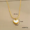Collana con ciondolo a cuore dorato e intarsio in madreperla su catena a serpente - Stile Cuore Bianco (C-1-24)