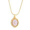 Collar de acero inoxidable dorado con colgante ovalado y detalle de letra C - Letra C
