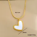 Detalle del collar de corazón dorado con nácar que muestra las medidas de 40+5cm - Estilo Concha Blanca Corazón Grande (C-1-29)