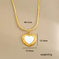 Detalle del collar de corazón dorado con nácar, tamaño de 15,5 mm y longitud de cadena 40+5 cm - Estilo Corazón Blanco con Borde Dorado (C-1-30)