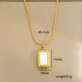 Vista detallada del collar chapado en oro con colgante de concha 15x10mm y cadena 40+5cm - Estilo Concha Blanca Rectangular (C-1-31)