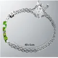 Detalle de collar de doble cadena con perlas, piedras verdes y colgante con la letra B - Plateado