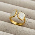 Anillo abierto dorado minimalista con inserciones rectangulares blancas de mármol - Estilo Rectangular Irregular (168) / Dorado/Blanco