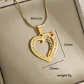 Detalle del colgante de corazón chapado en oro 14k con cristales y grabado Love Me More - Love Me More con Strass Calado (9-10)