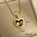 Detalle del colgante de corazón chapado en oro de 14k con texto 'Love' y medida 40+5cm - Amor en Esmalte Blanco y Negro (9-11)