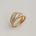 Détail d'une bague réglable en acier inoxydable plaqué or avec émail effet marbre blanc - Style Marbre à Courbe Double Couche (224) / Or