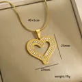 Primer plano del collar con colgante de corazón bañado en oro de 14k y micro-pavé brillante - Doble Capa con Strass Calado (9-12)