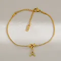 Detail van 18k vergulde knooparmband met een met zirkoon ingelegde A-letter hanger - Letter A