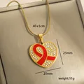Vista macro de colgante corazón oro 14k con cinta roja, cristales blancos y medidas - Cinta Roja con Strass (9-13)