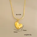 Vista detallada del colgante de corazón dorado con medidas y cadena de 40+5cm - Estilo Corazón Pulido (C-1-43)
