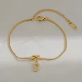 Detail van gouden knoop slangenketting armband met sprankelende zirkoon letter D - Letter D