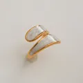 Détail d'une bague feuille ajustable plaquée or avec finition émail blanc marbré élégante - Style Marbre à Feuille Asymétrique (232) / Or