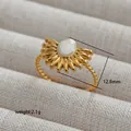 Macro shot of 12.8mm gold vintage fan-shaped ring with twisted band and shell inlay - Fan Shape Vintage Style (240) / Gold/White