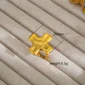 Λεπτομέρεια από δαχτυλίδι σταυρό 26mm με επικάλυψη χρυσού 18K και σφυρήλατη μεταλλική υφή - Σφυρήλατο Στυλ Σταυρού (334)