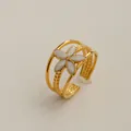 Détail d'une bague fleur en émail blanc plaqué or avec anneau triple épaisseur ciselé - Style Fleur à Cinq Pétales Épi de Blé Creux (238) / Or
