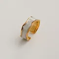 Vue détaillée d'une bague en acier doré avec finition en émail marbré blanc élégant - Style Vague de Marbre Moderne Simple (239) / Or
