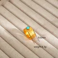 Detalle de anillo vintage bañado en oro 18K con acabado martillado y piedra turquesa - Estilo de Turquesa Martillado (339)