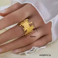 Detalle de anillo dorado ajustable con textura fluida, ancho de 20mm y un peso de 6,1g - Estilo de Textura de Fluido de Lava