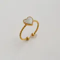 Détail d'une bague torsadée plaquée or avec incrustation en nacre en forme de cœur - Style Ouvert Corde Torsadée Coquille de Cœur (243) / Or