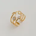 Détail d'une bague ajustable dorée à plusieurs rangs avec breloques de lune et d'étoiles - Style Ouvert Multicouche Étoile Lune Soleil (245) / Or