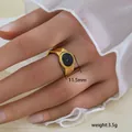 Detalle de anillo retro de acero dorado con incrustación de óleo negro 11,5 mm y textura martillada - Estilo de Textura de Cuentas Redondas Negras