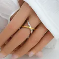 Anillo cruzado bicolor en oro y plata con diseño geométrico minimalista y elegante - Diseño en Cruz (248)