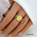 Anillo abierto de rosa bicolor en oro y plata usado en la mano de mujer - Diseño de Rosa (250)