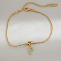 Detail van gouden slangenketting armband met letter P hanger en zirkoonstenen - Letter P