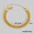 Vista macro del bracciale a catena d'oro con trama a spiga e chiusura a moschettone - Catena a spiga spessa dorata (5-8)