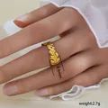 Detalle de anillo de hoja dorado de 8,6 mm con textura mate sobre fondo de encaje - Estilo de Textura Esmerilada de Hoja