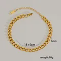 Dettaglio del bracciale a catena spessa in acciaio dorato da 18 cm con chiusura a moschettone - Catena cubana dorata da 6mm (10-3)
