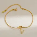 Detail van gouden knoop slangenarmband met een letter V-hanger voorzien van witte zirkoon - Letter V