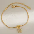 Detail van 18k vergulde slangenarmband met een micro-ingelegde bedel van de letter W - Letter W