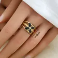 Dettaglio anello dorato multistrato con motivo floreale nero da 11,8 mm al dito - Design con Fiore a Quattro Petali Nero (265)