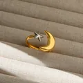 Detalle macro de anillo ajustable bicolor oro y plata con diseño de luna y estrella - Estilo de Contraste Estrella Luna (284)