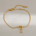 Detail van 18k vergulde knooparmband met zirkoon letter Z hanger en gladde slangenketting - Letter Z