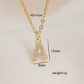 Detalle macro del collar cuadrado dorado letra A con circonitas y medidas del producto - Letra A