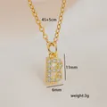 Detalle del colgante con la letra B dorada con circonitas y medidas de 11x6mm - Letra B