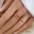 Dettaglio della larghezza 6,8mm e peso 3g dell'anello d'oro con strisce di smalto rosso - Design a Strisce Ondulate Rosso (270)