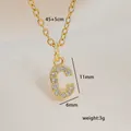 Detalle del colgante letra C dorado con circonitas y medidas de cadena de 45+5cm - Letra C