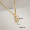 Detalle de dimensiones del colgante cuadrado dorado con letra D y circonitas incrustadas - Letra D