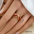 Dettaglio delle ali a cuore in smalto rosso su anello in acciaio titanio dorato - Design a Doppia Foglia Rosso (273)
