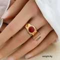 Dettaglio anello cuore rosso con fascia martellata dorata da 12mm e peso di 4g - Design Rotondo Rosso Martellato (276)